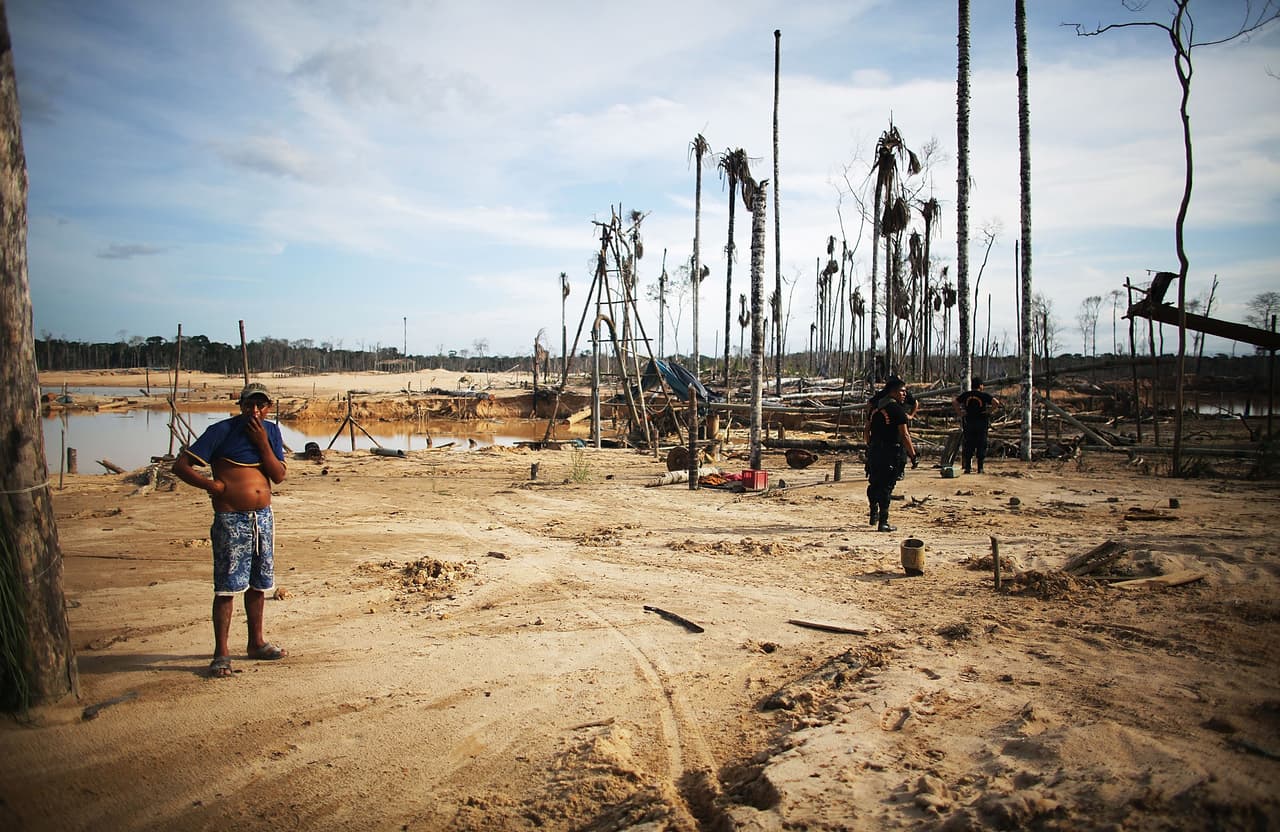 La policía destruye los equipos de minería ilegal, luego de recorridos por zonas devastadas.