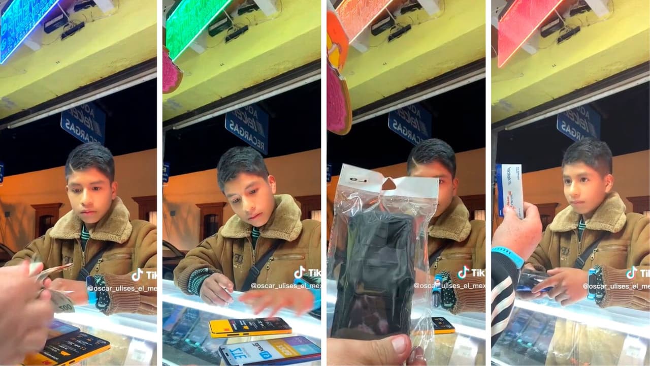 El niño salió de la tienda con dos regalos que le hizo el vendedor