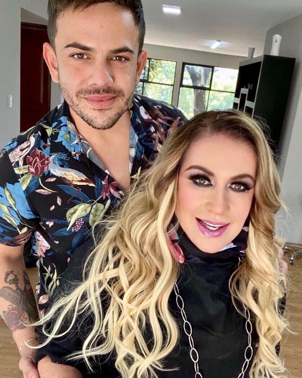 Uno de los cambios más recientes y que mayor sorpresa ha causado entre los usuarios de Instagram es el de Laura Zapata, quien decidió ponerse extensiones y teñir su cabello de rubio. La actriz se quitó algunos años de encima con su nueva apariencia.