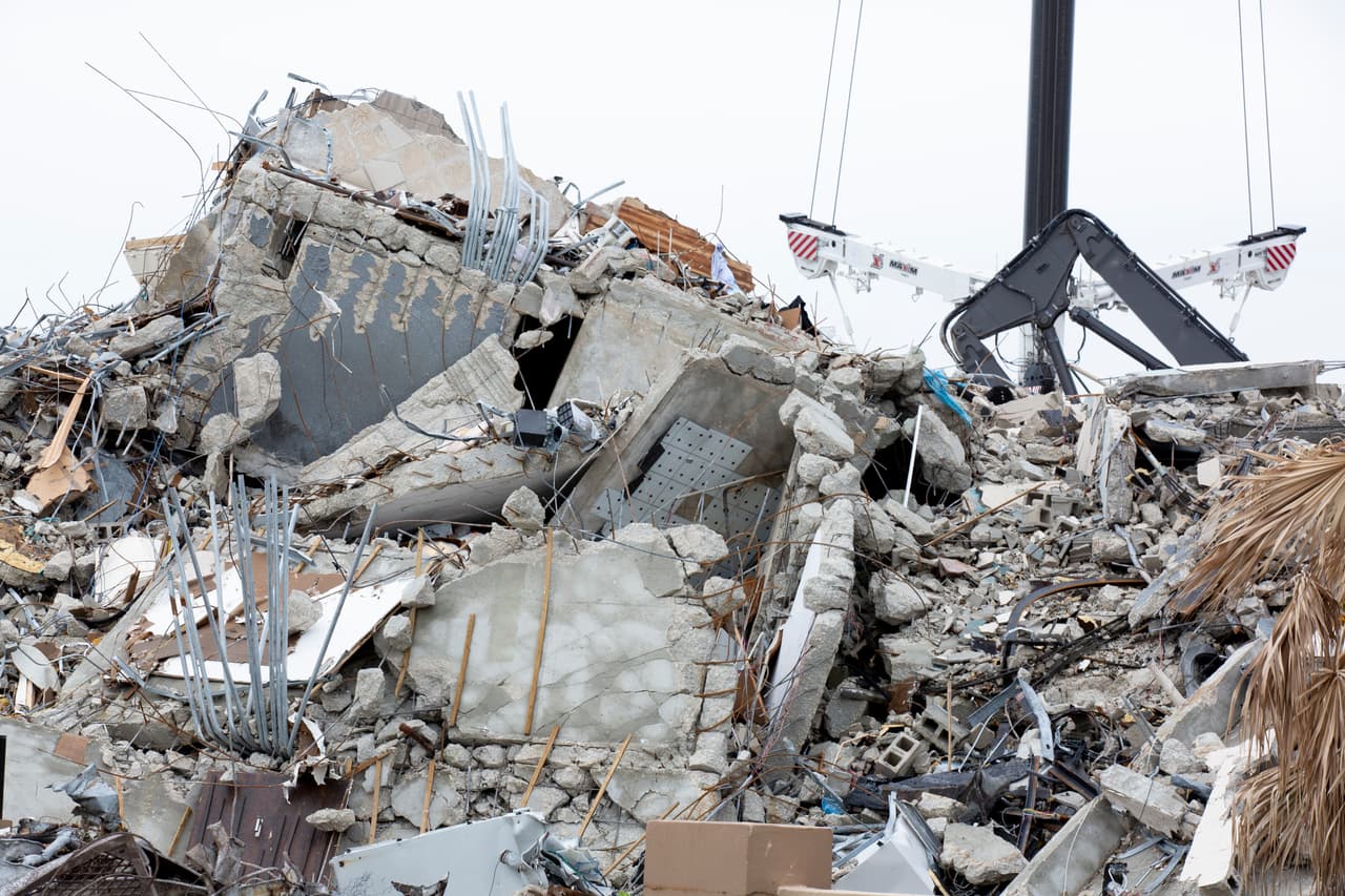 Este esfuerzo incansable ha sido valorado por el jefe de bomberos del condado de 
<a href="https://www.univision.com/temas/miami">Miami-Dade</a>, Alan Cominsky. “Estamos buscando activamente de la manera más agresiva posible (…) pero 
<b>no estamos viendo nada positivo en lugares clave como espacios vacíos y potencialmente habitables”</b>, dijo en rueda de prensa.
<br>