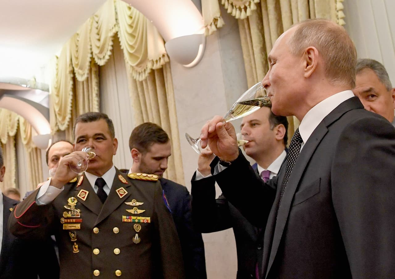 <b>Vladimir Padrino López.</b> El ministro de Defensa venezolano respaldó a Maduro y denunció un supuesto "golpe de Estado" apoyado por naciones extranjeras, al día siguiente de la proclamación de Guaidó. En la fotografía se observa al líder del alto mando militar venezolano tomando champaña junto a Vladimir Putin cuando lo visitó en el Kremlin, en febrero de 2018.