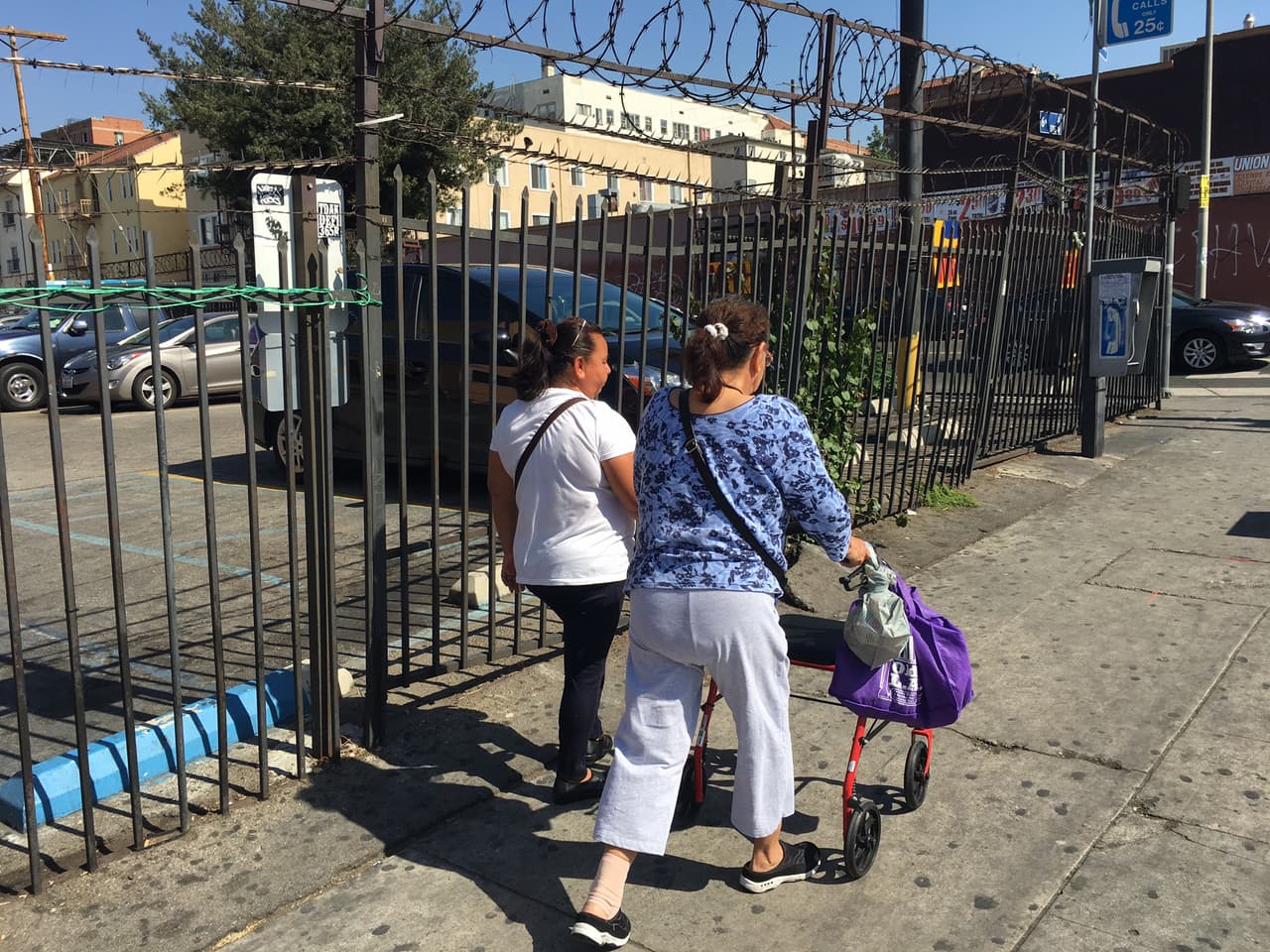 Cerca del parque MacArthur, donde el guatemalteco Manuel Jamines murió tiroteado por la Policía de Los Ángeles en 2010, se ha quitado un memorial que duró un par de años.