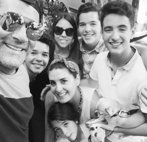 Cuando este par de actores mexicanos decidieron unir sus vidas, Eduardo Santamarina también aceptó tomar un nuevo papel: convertirse en el padrastro de Romina y Sebastián, hijos del matrimonio entre Mayrín Villanueva y Jorge Poza.