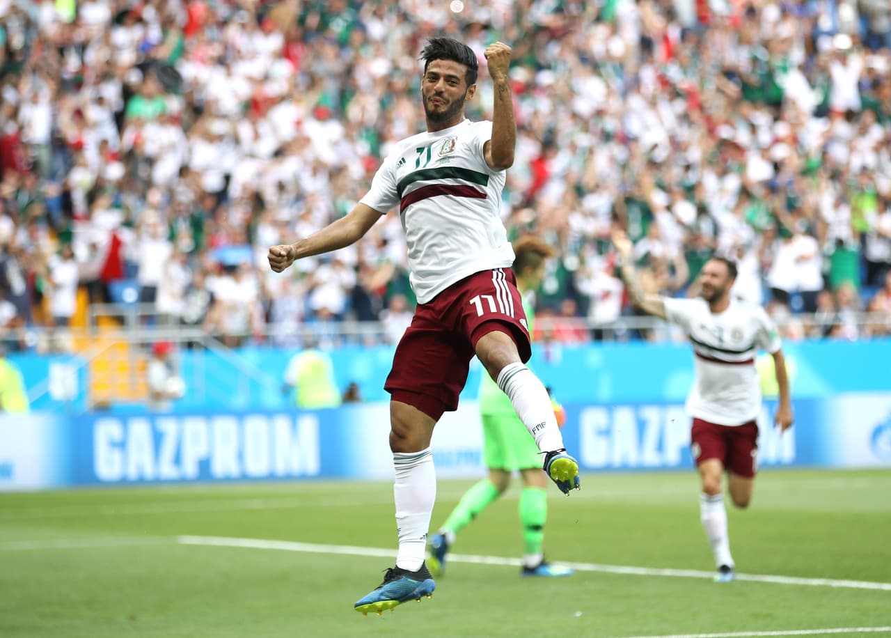 Enseguida, en el segundo lugar está Carlos Vela con cinco goles bajo el mando del entrenador 'cafetero'. Le marcóa El Salvador (Eliminatorias), Irlanda (Amistoso), Estados Unidos (Eliminatorias), Honduras (Eliminatorias) y Corea del Sur (Mundial).