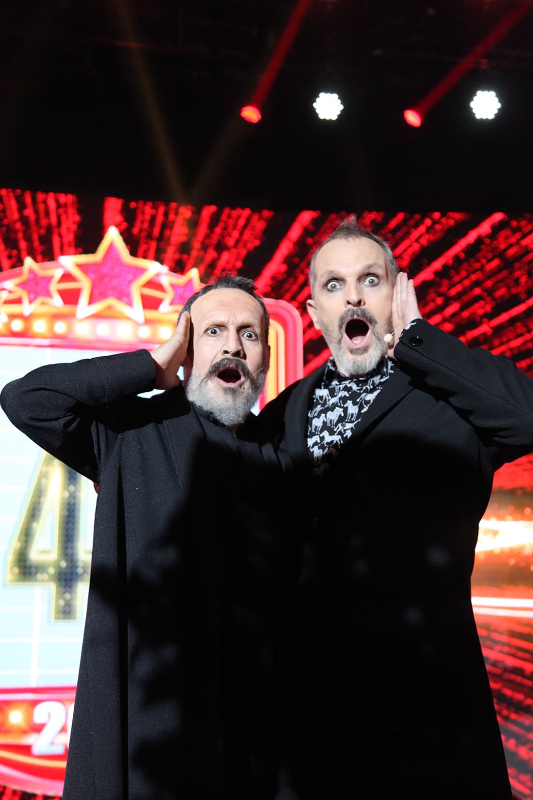 En look sport o en casual (saco cómodo y pantalones de vestir), Bosé nos dejaba hacía creer que el negro era su color favorito para la ropa.