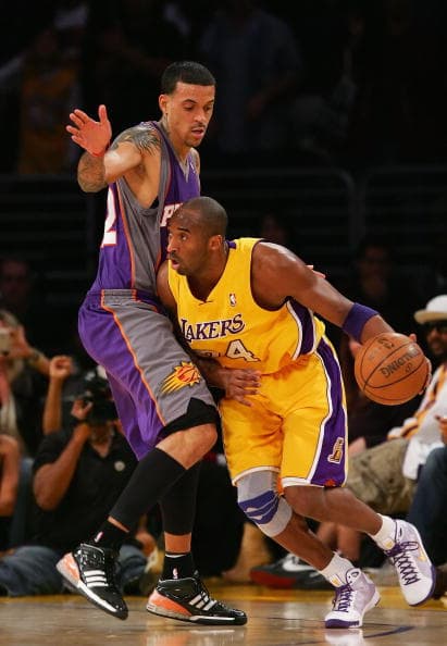 Kobe Bryant # 24 de los Lakers de Los Ángeles se enfrenta a Matt Barnes # 22 de los Phoenix Suns en el Staples Center el 10 de diciembre de 2008 en Los Ángeles, California.
<br>
