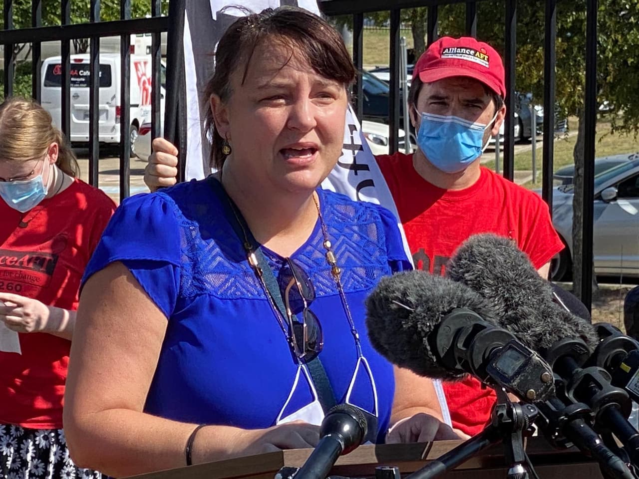 <a href="https://www.univision.com/local/dallas-kuvn/maestros-de-dallas-se-quejan-de-no-ser-incluidos-en-las-discusiones-sobre-el-regreso-a-clases-video">La Asociación de Maestros de Dalla</a>s se reunió este jueves por la mañana para protestar junto a una caravana simbólica por la reapertura de las escuelas en septiembre.
<br>