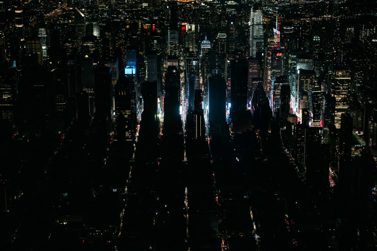 NUEVA YORK, NY - 13 DE JULIO: Una gran sección de los vecindarios del Upper West Side y Midtown de Manhattan se ve en la oscuridad desde arriba durante el apagón. (Foto de Scott Heins/Getty Images)