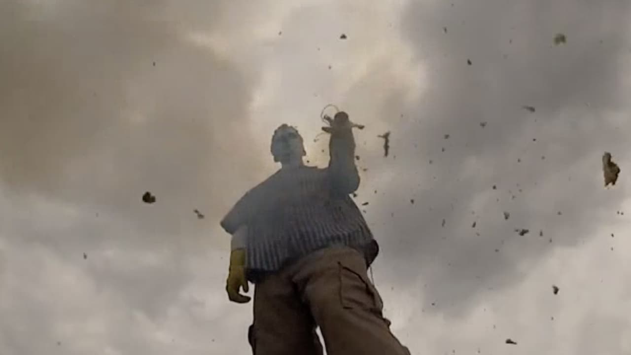 Ten una cubeta con agua o alguna llave cerca en caso de que se presente una emergencia y para mojar el fuego artificial antes de tirarlo a la basura y no prendas un cuete que no encendió la primera vez.