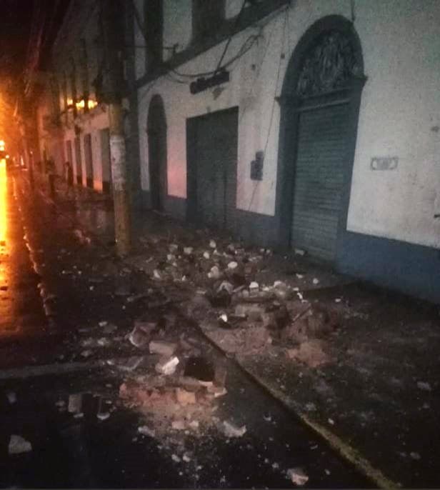 El sismo se registró a las 2:41 am, con epicentro a 43.5 millas (70 kilómetros) al sureste de Lagunas, provincia del Alto Amazonas y a unas 87 millas de profundidad. La foto muestra los daños en antiguas casas en la calle Mariscal Castilla de Yurimaguas, Perú.