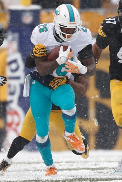 Los fanáticos de los Dolphins ya no hablan de la controversia Incognito/Martin, ni si Ireland o Philbin estarán con el equipo en el 2014, sino que pasan horas calculando… ¡porque tenemos chance de ir a los playoffs! Al principio de la temporada, y sobre todo, después de perder -casi deshonrosamente- contra Tampa Bay y Buffalo, los comentarios sobre Miami eran negativos. Qué si las novatadas, qué si Tannenhill, qué si el running game, qué si la línea ofensiva, que si… qué se yo… Pero ahora, las cosas han cambiado y solo se mencionan las posibilidades que tenemos de jugar en enero. ¡Ay, bendito! Bueno, después de este encontronazo con los portadores de las terribles toallas amarillas, donde salimos vencedores … por media pulgada… 34-28, ya todo me parece posible. Arriba Tannenhill (20 de 33, para 200 yds); arriba Wake and Odrich; arriba Thomas (105 yds, un TD en 16 acarreos); arriba Clay con sus dos TD y arriba Philbin, que mantiene el invicto en la revisión de las jugadas (obtuvo el cambio de “incomplete pass” a TD de Hartline). ¡Arriba, Dolphins, seguimos cuesta arriba!