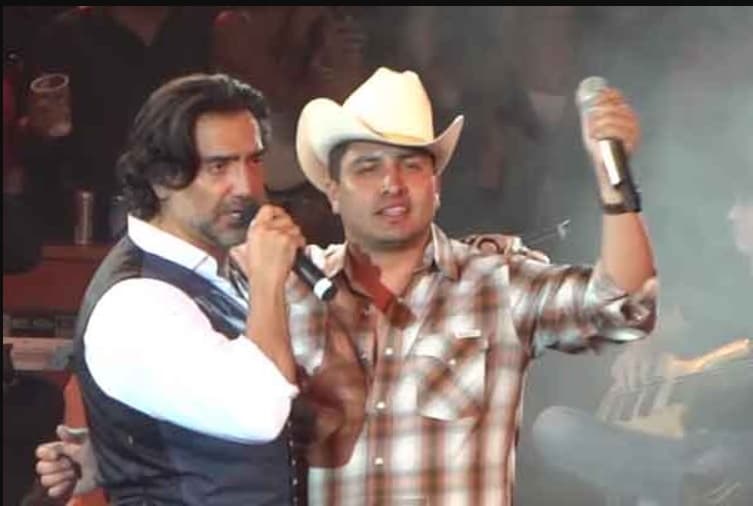 Alejandro Fernández también ha compartido varios momentos musicales con Julión Álvarez, como se ve en esta fotografía donde compartieron escenario en el Palenque de Guadalajara, durante las fiestas de Octubre.