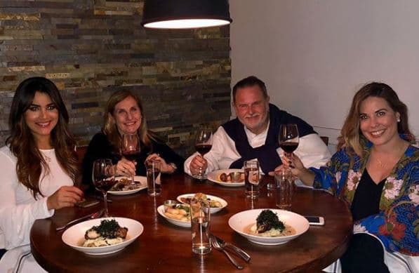 Los frutos del mar le fascinan, aquí en su restaurante preferido con su esposa, Clarissa Molina y una amiga.