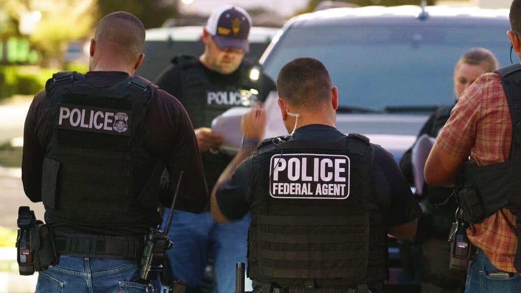 Qué hay detrás de la ley del siglo XVIII que Trump quiere desempolvar para sus "deportaciones masivas" de migrantes  