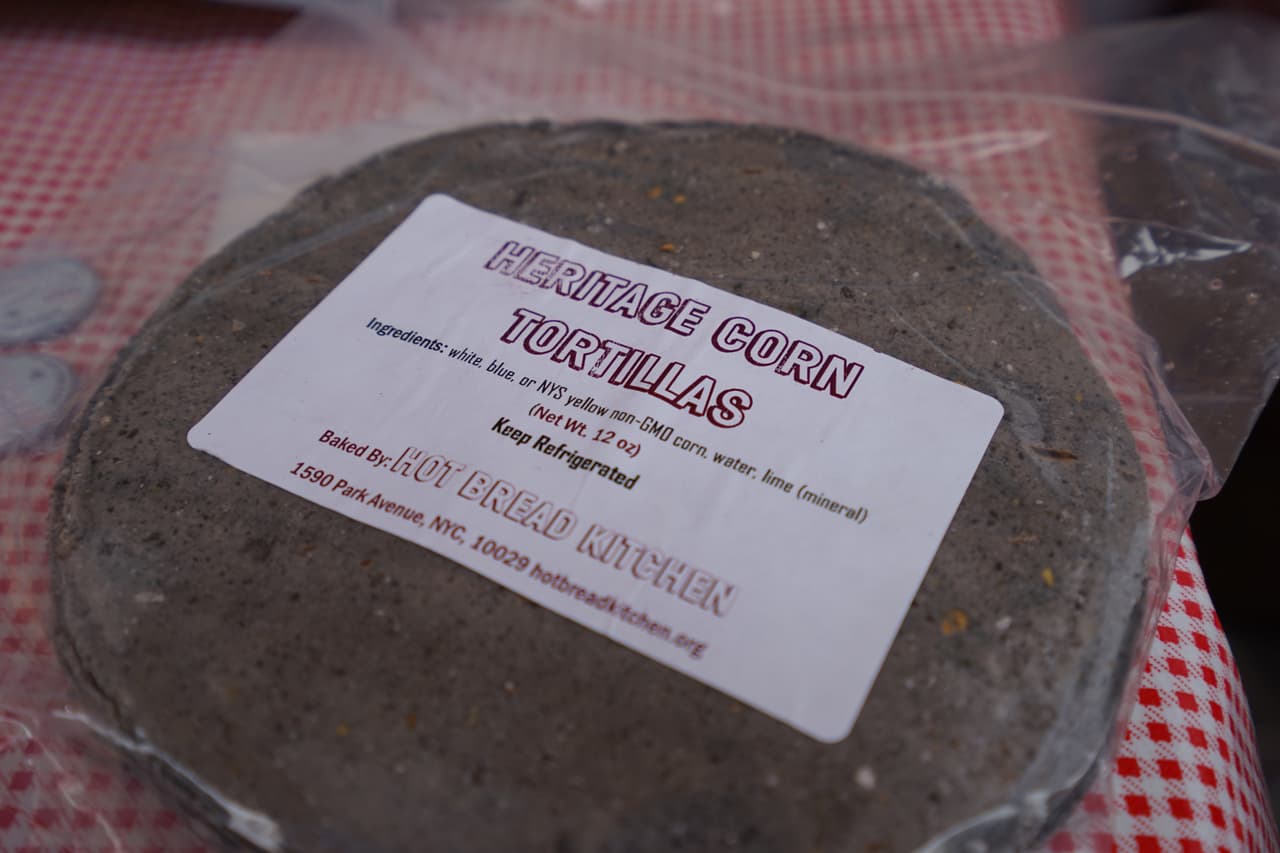 La mexicana hace tortillas con maíz orgánico.