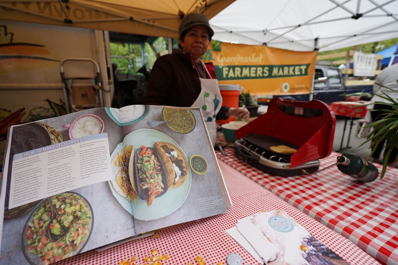 Fabiola cocina el "nixtamal" para la masa fresca.