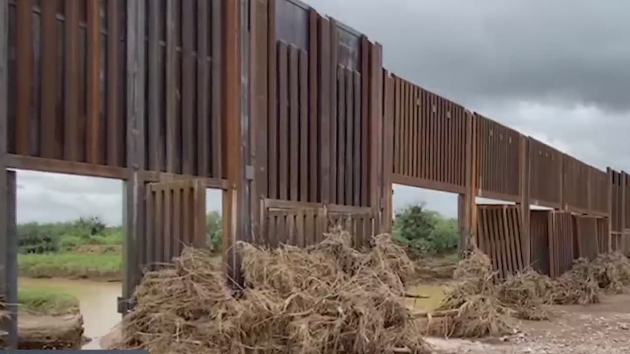 Las fuertes tormentas que azotaron el sur de Arizona hicieron crecer la corriente de ríos provocando la caída de un tramo del muro fronterizo localizado a 15 millas al este de Douglas.