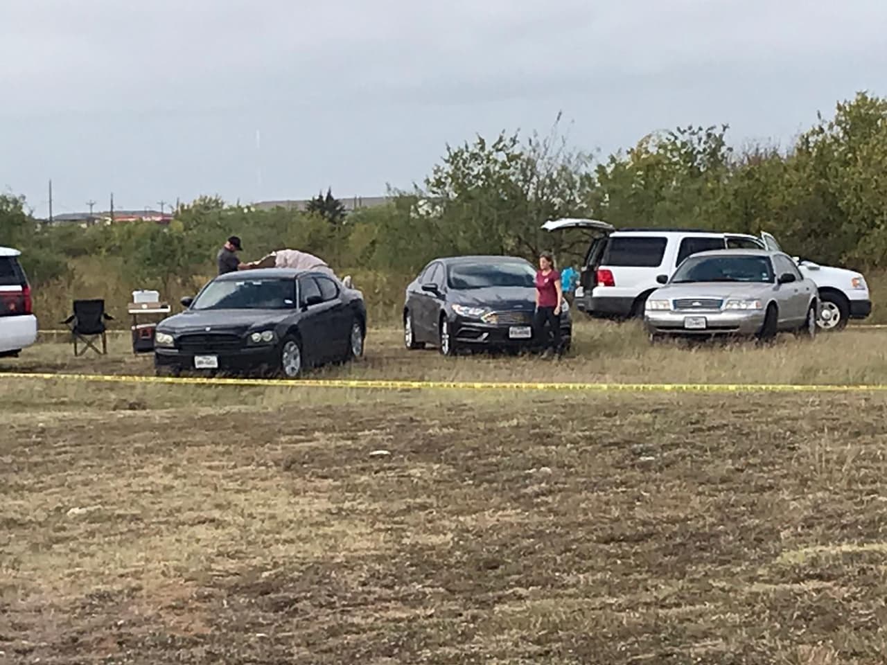 Las autoridades investigan el hallazgo de posibles restos humanos en un campo cerca de un negocio de almacén en el área de Lewisville.