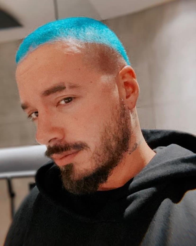 J Balvin es el líder indiscutible de las nominaciones. Él tiene 12 candidaturas, entre ellas la de 'De Pelos'. En los últimos meses, el cabello rapado y teñido en tonalidades vibrantes se ha convertido en su sello, con esos looks hace homenaje a su álbum 'Colores'.