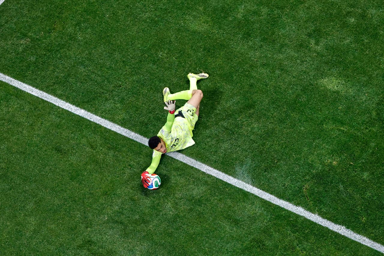 El portero egipcio Mostafa Shoubir (23) atrapa el balón durante el partido de octavos de final de la Copa Mundial entre Argentina y Egipto en Atlanta, el martes 7 de julio de 2026.