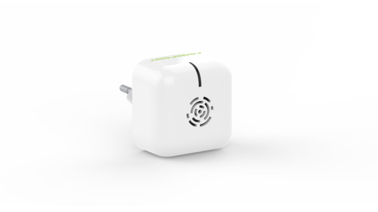 Existen en el mercado
<b>dispositivos electrónicos</b> que puedes colocar en tu garaje y ahuyentará a los roedores, no hay necesidad de eliminarlos ni de usar productos químicos. Gracias a la emisión de una frecuencia de ultrasonidos que afectan el sistema periférico sensorial del animal, lograrás alejarlo de tu auto.