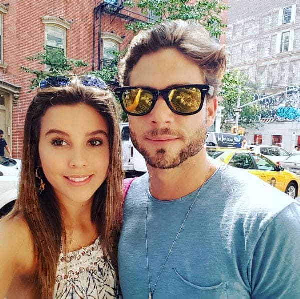 Cuando terminó con Grettell Valdez se rumoraba que la tercera en discordia era Paulina Goto, actriz con la que protagonizaba la telenovela Un Camino Hacia El Destino (2016). El actor negó estas versiones.