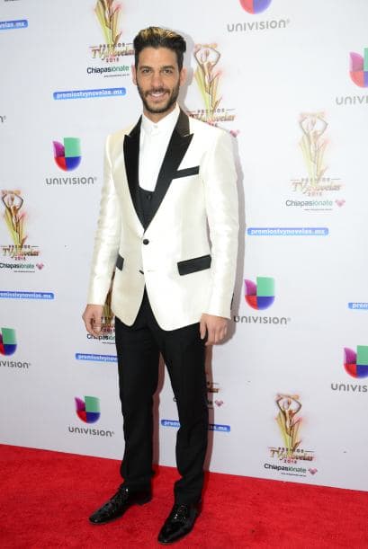 Erick Elías se convirtió en un sexy chocolatito blanco con este look. ¿Cuántas se derritieron ante sus encantos?