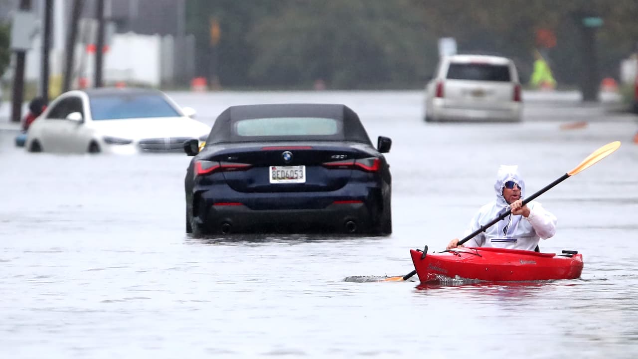 Una fuerte tormenta nor’easter afecta Nueva Jersey este sábado con lluvias constantes y ráfagas de 45 mph o más, provocando inundaciones, cierres de carreteras, caída de luminarias y otros riesgos para el tránsito en el estado.