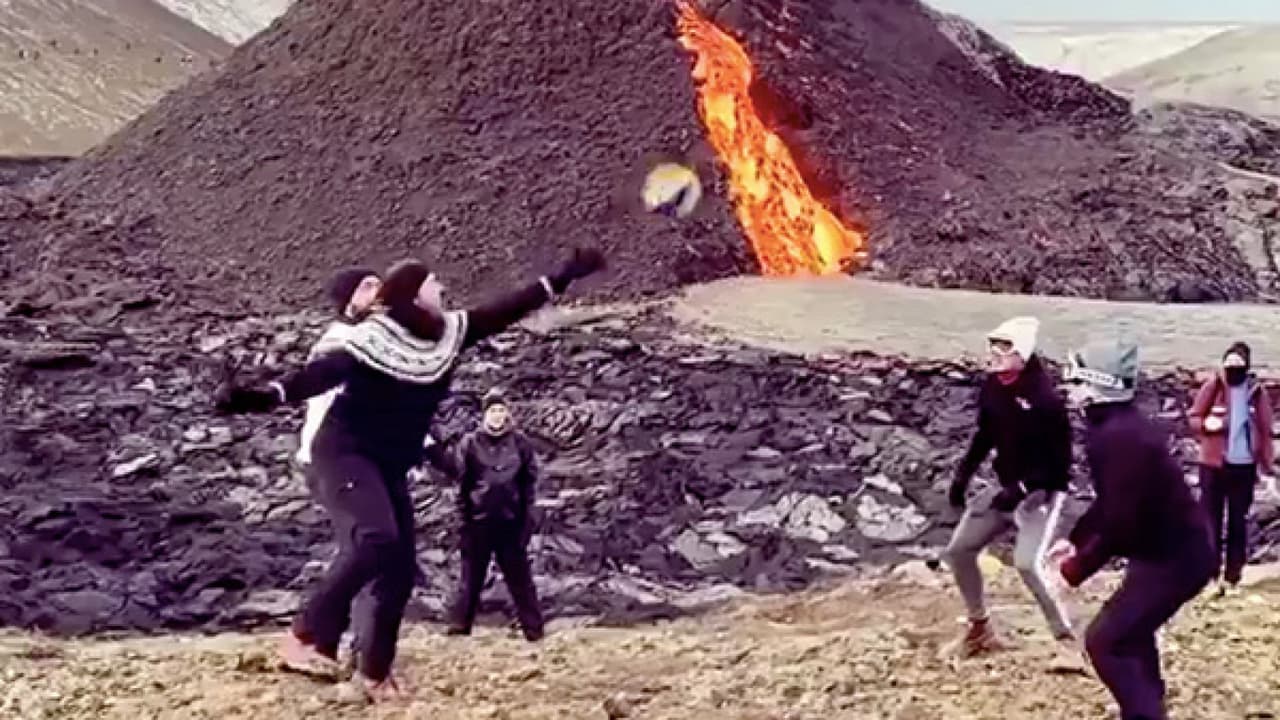 ¡Insólito! Juegan voleibol al lado de un volcán... en erupción