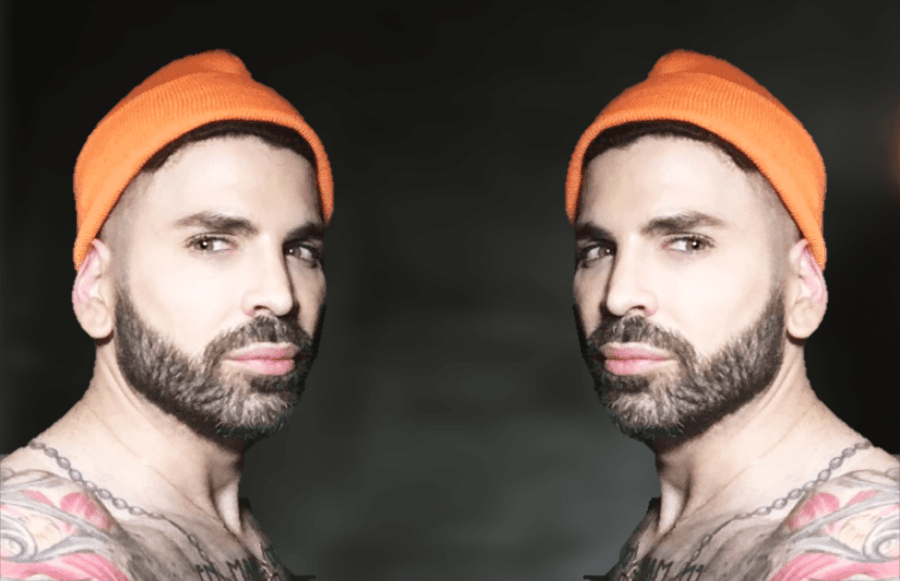 'La novela de mi madre' comenzó en noviembre de 2019, cuando el español compartió una fotografía en su perfil de Instagram en ropa interior y su madre le hizo saber que su vecina lo había visto en paños menores.
<br>