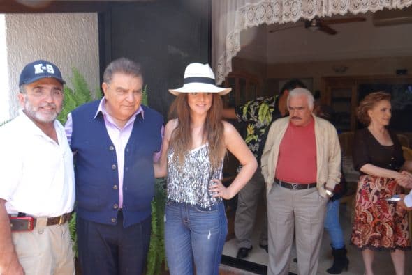 La familia del charro, también estuvo muy atenta a la visita de Don Francisco y no perdieron oportunidad para tomarse esta bella postal.