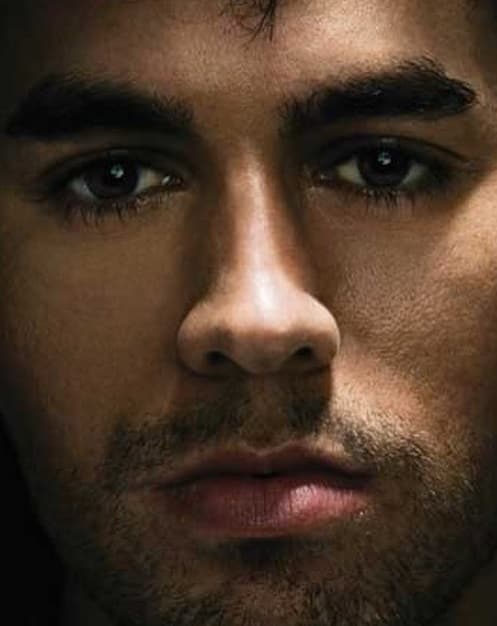 Enrique Iglesias es un chico muy serio, pero lleva la fiesta por dentro. Este close up lo compartió para sus fans en redes sociales.
