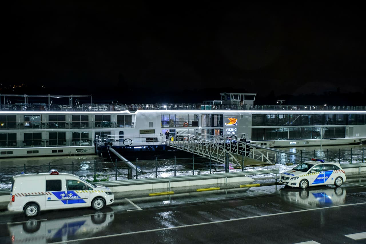 Los investigadores llegaron la escena del fatal accidente en el río Danubio, en Budapest el jueves 30 de mayo de 2019. La principal hipótesis sobre el lamentable accidente es que el barco turístico con 33 turistas surcoreanos chocó contra otra embarcación llamada "Viking" y se hundió durante un chaparrón vespertino.