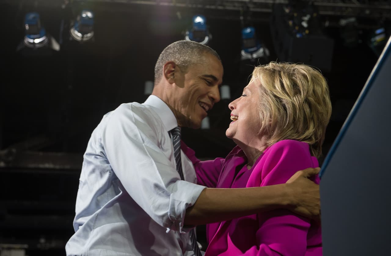 "Trump me puede acusar de jugar la 'carta femenina' todo lo que él quiera, pero si luchar por la igualdad de remuneración, el cuidado infantil y la licencia familiar pagada es estar jugando la 'carta femenina', ¡entonces que así sea!", dijo Clinton