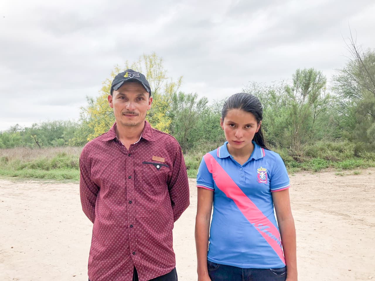 Carlos Humberto y Nubia Alejandra proceden de la aldea de Coral en Lempira (Honduras) y, una vez procesados, planeaban juntarse con un familiar que vive en Houston. “¿Han visto Houston en la televisión?”, les preguntó el agente de la Patrulla Fronteriza. “No señor. No tenemos ese privilegio. En mi comunidad no hay ni luz”, le contestó el padre. En Honduras, Carlos Humberto era agricultor cafetalero, pero dice que su cosecha se vio fuertemente afectada por la epidemia de roya y la sequía.
<br>