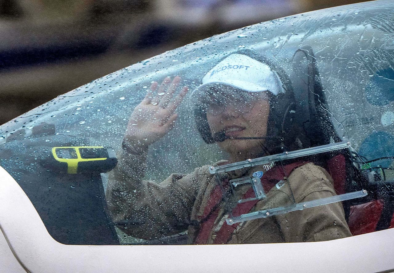 En su vuelo Rutherford tuvo que evitar las inclemencias del clima, los incendios forestales en California, lidiar con el frío en Rusia y evitar el espacio aéreo norcoreano.
<br>