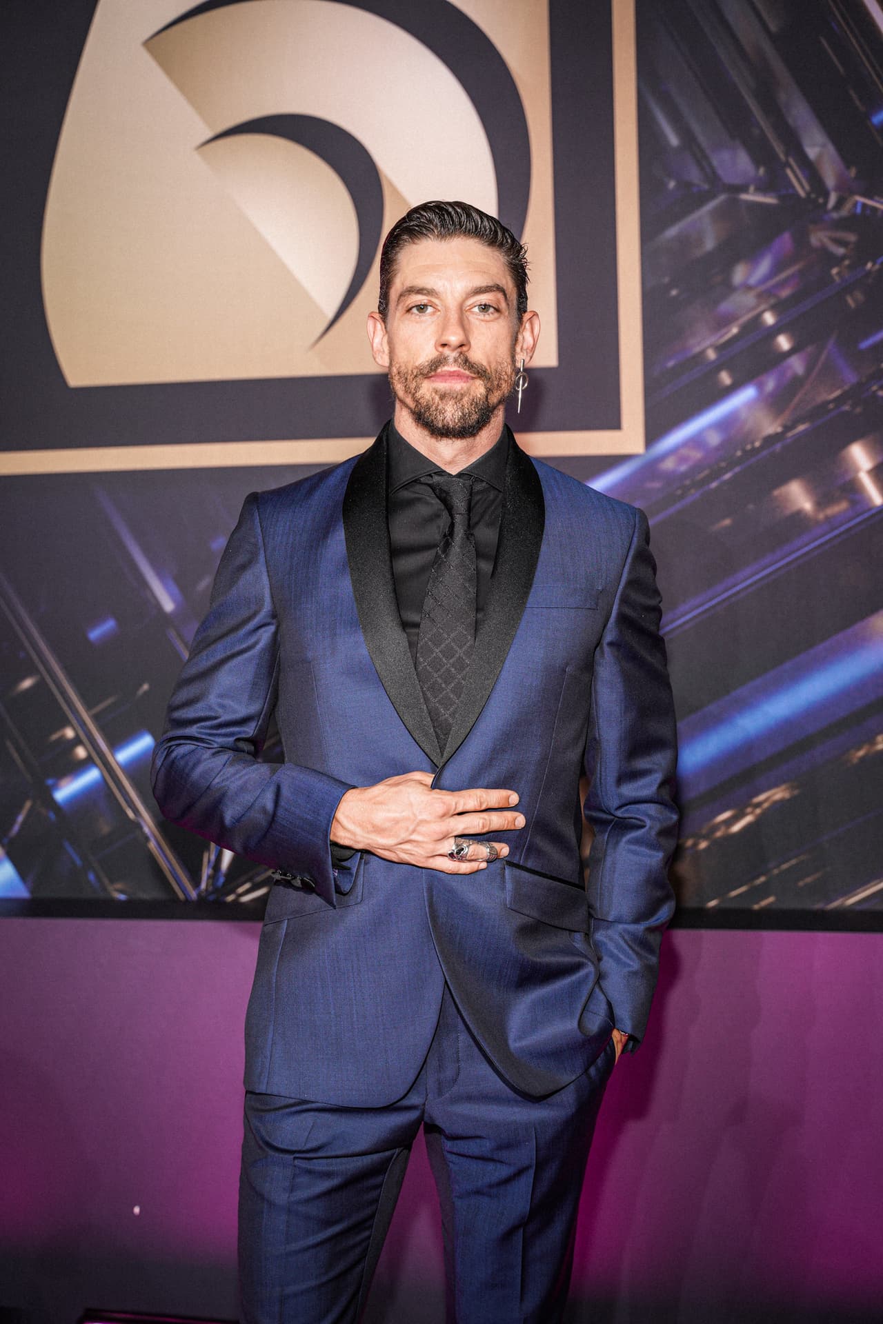 Adrián Lastra se vistió con un esmoquin azul tornasol para la ceremonia. El español lució confiado y seguro en esta noche previa al último programa del reality de baile.