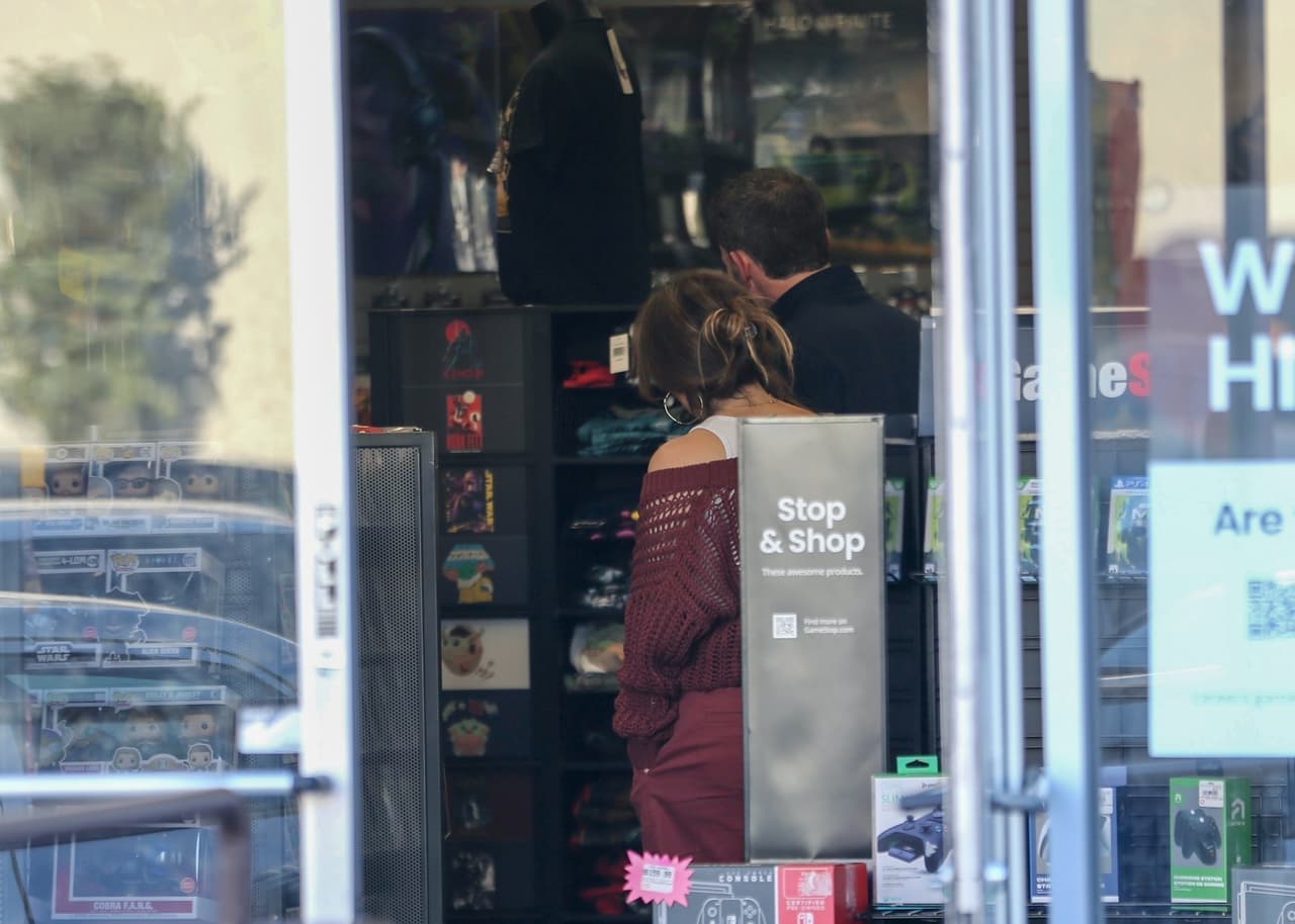 El medio puntualiza que ellos también acudieron a GameStop, donde adquirieron un nuevo control de videojuegos. 
<br>