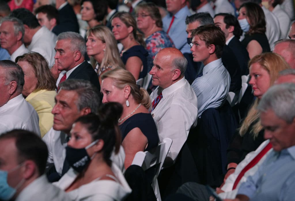En el jardin de la fachada sur de la Casa Blanca unos 1,500 invitados esperan para escuchar al presdidente Trump el mensaje de aceptación de la nominación republicana. Como se ve en las imágenes, no se han respetado las normas de distancia social y otras protecciones, como máscaras, según recomiendan las autoridades federales para evitar la propagacion del coronavirus.
<br>