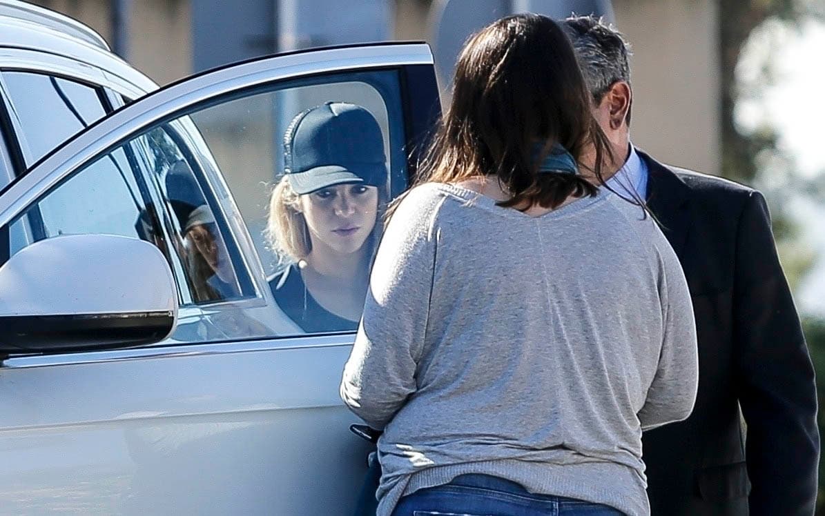 En su querella, Shakira asegura que su acosador también revisa los botes de basura de su familia, en busca de documentos o cosas que le puedan servir para generar ingresos.