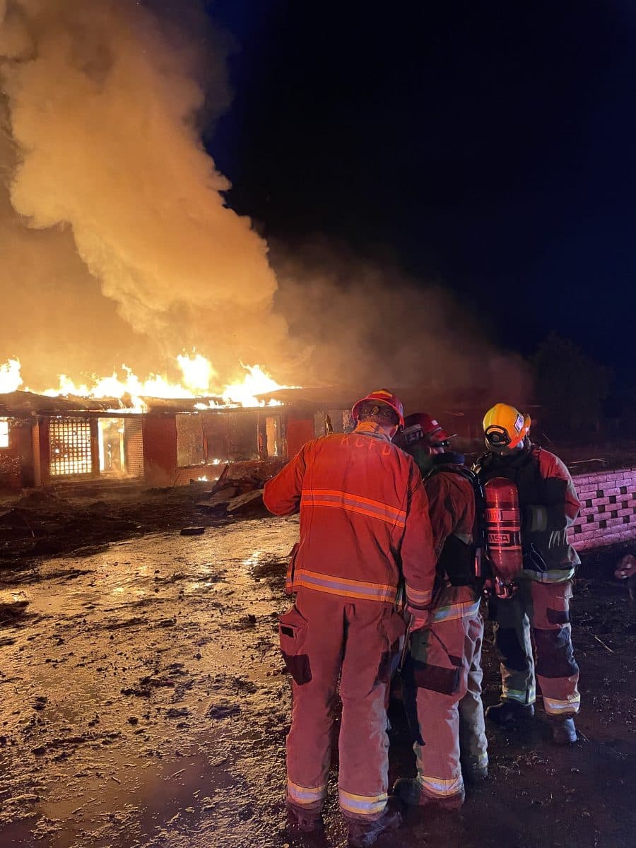 Los bomberos trabajaron para establecer un suministro de agua en el área rural y el fuego fue controlado después de aproximadamente tres horas.