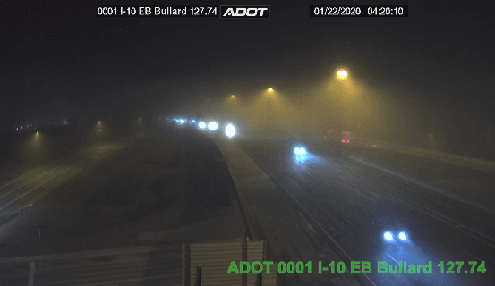 “Use sus luces bajas, mantenga mucho espacio entre los automóviles, solo toque los frenos y conduzca más despacio” publicó el departamento de transporte público de Arizona. 
<br>