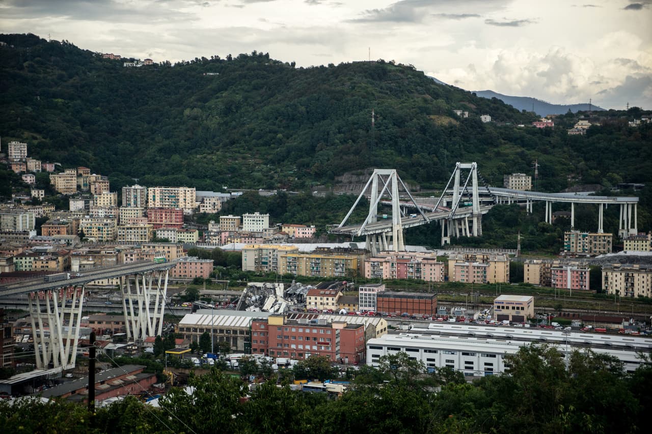 Hasta el momento las autoridades han contabilizado a 22 personas muertas por el desplome del puente.