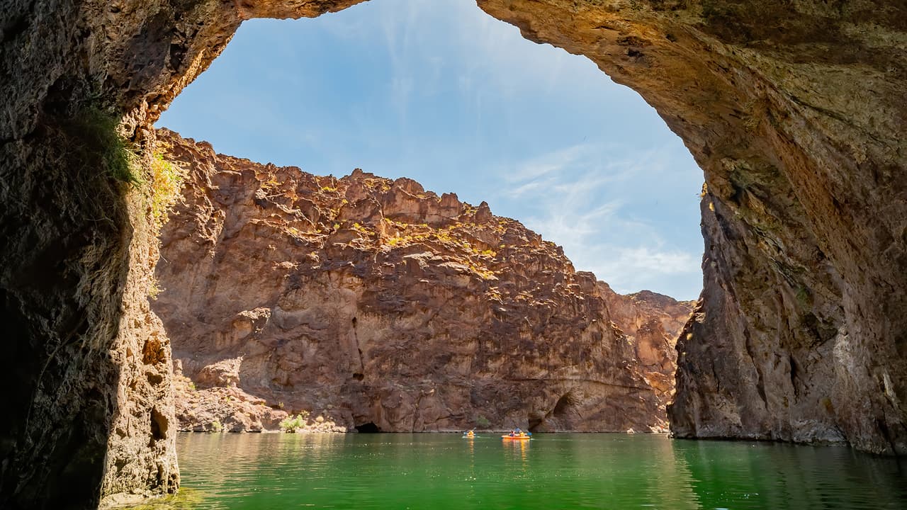 <b>Emerald Cove</b>
<br>Emerald Cove recibe su nombre de los brillantes tonos verdosos que iluminan el agua con los rayos del Sol sobre el río Colorado. Se encuentra en la frontera entre Arizona y Nevada. Es el lugar ideal para quienes aman navegar en kayak, o aquellos que desean un paseo tranquilo por sus aguas en un bote.
<br>
<br>Ubicación: 
<a href="https://maps.app.goo.gl/zzDRGVG4sQtmJmrY8" target="_blank">Willow Beach</a>, a 60 millas de Kingman.