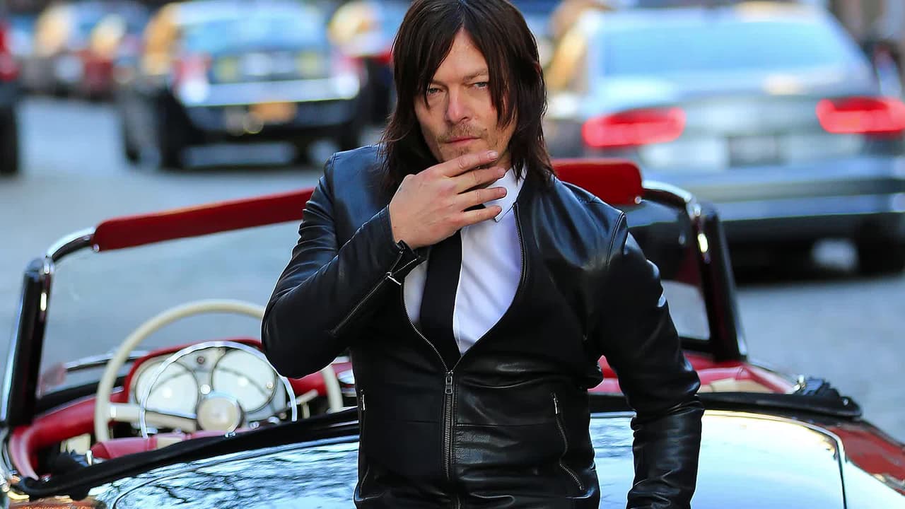 Norman Reedus luce muy elegante