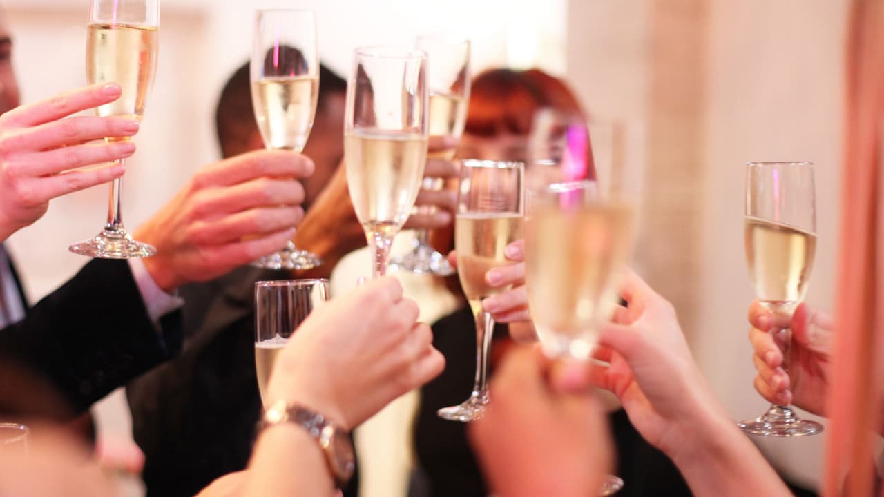 ¿Cómo recuperarte de la resaca después de pasarte de tragos en la celebración de Acción de Gracias?