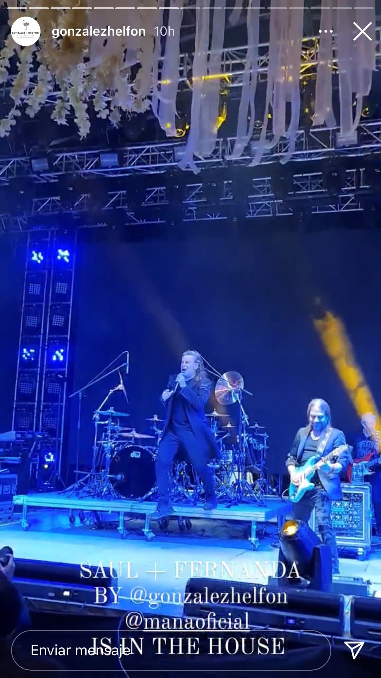 Quienes tuvieron el privilegio de asistir, fueron testigos de una gran celebración en la que sobre el escenario amenizó el grupo 
<b>Maná</b>. 
<br>