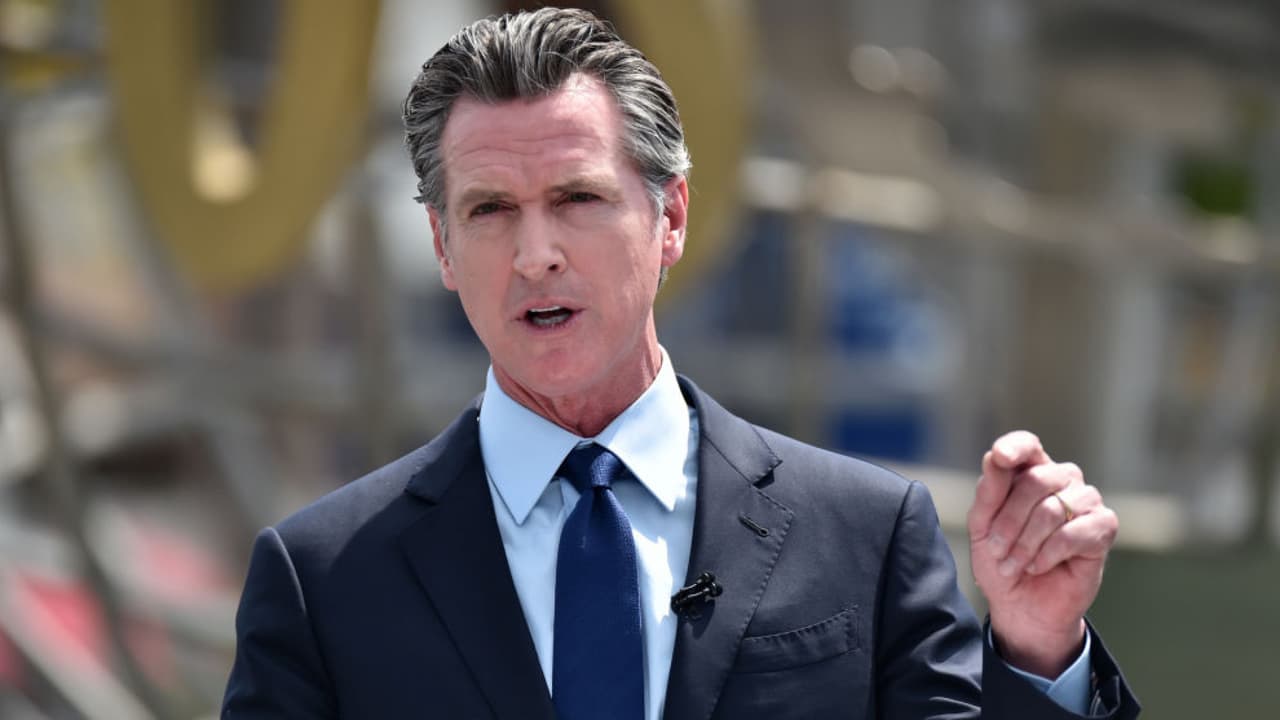 Gavin Newsom anuncia millonario programa de alivio de impuestos y resalta la labor de los hispanos en California