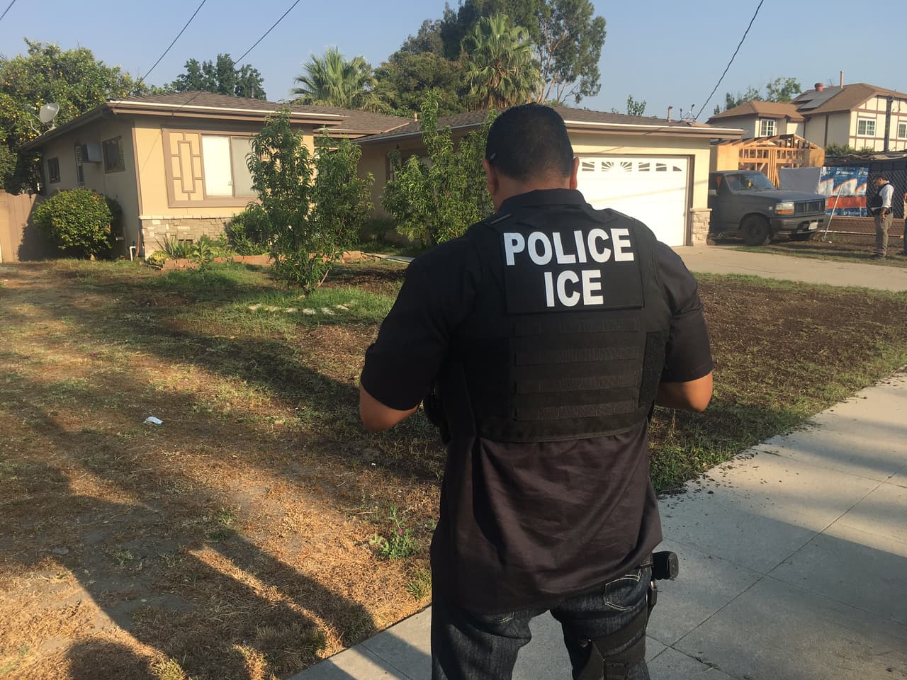 Dos agentes montaron guardia afuera de la vivienda, mientras otros verificaban si el hombre que buscan había escapado a pie.