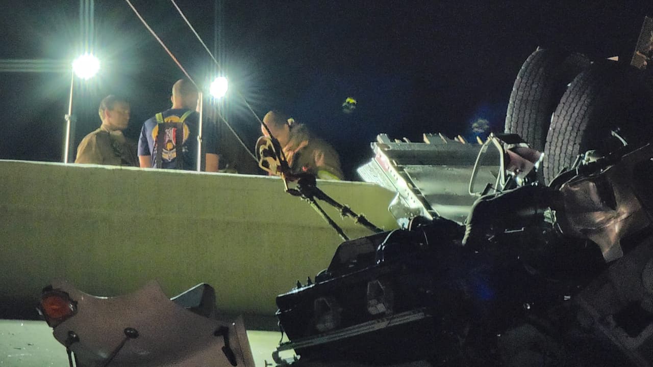 El conductor del camión de 18 ruedas de la empresa FedEx murió en el lugar.